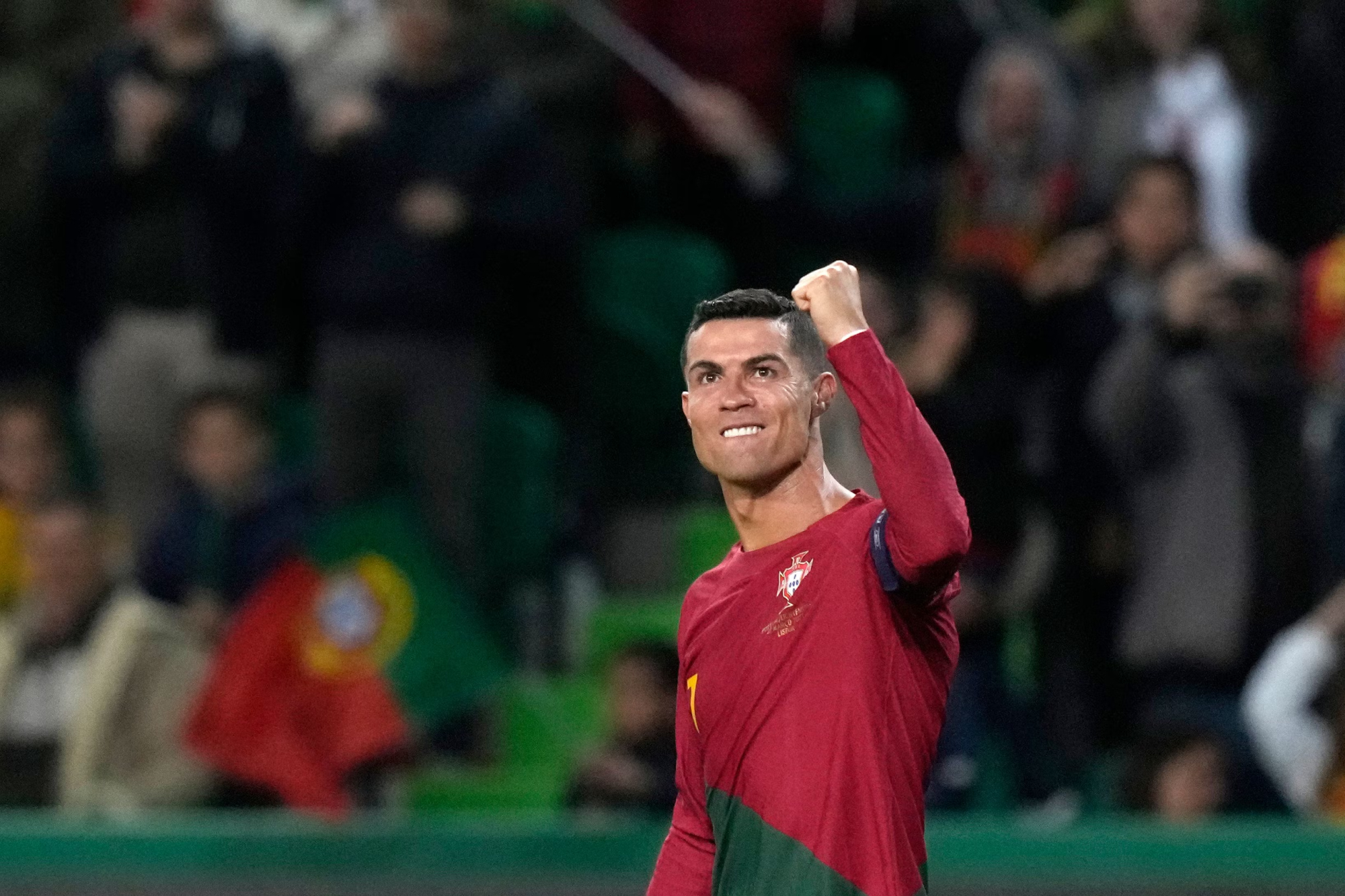 Cristiano Ronaldo là người đã lập cú đúp giúp ĐT Bồ Đào Nha ấn định chiến thắng 4 - 0